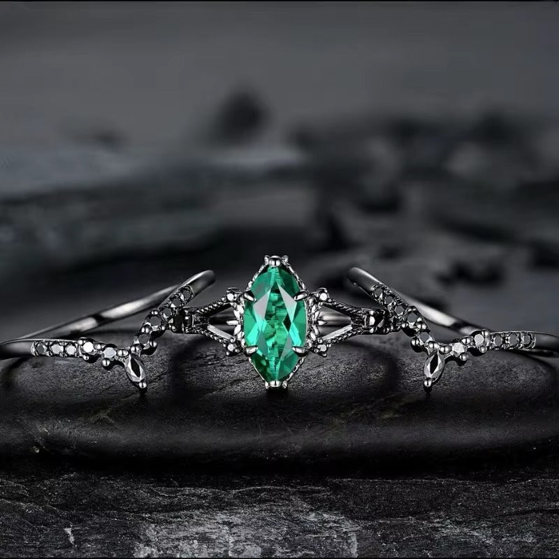 Anello Raffinato con Pietra Ovale Verde e Zirconi